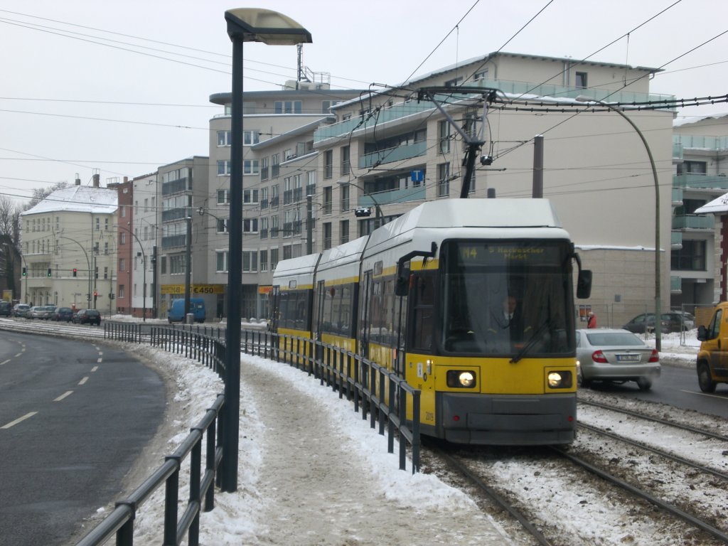 Berlin: Straenbahnlinie M4 nach S-Bahnhof Hackescher Markt an der Haltestelle Weiensee Berliner Allee/Indira-Ghandi-Strae.(16.1.2010)