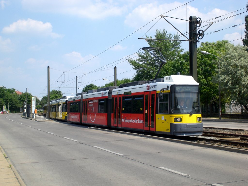 Berlin: Straenbahnlinie M4 nach S-Bahnhof Hackescher Markt an der Haltestelle Weiensee Stadion Buschallee/Hansastrae.(1.7.2010)