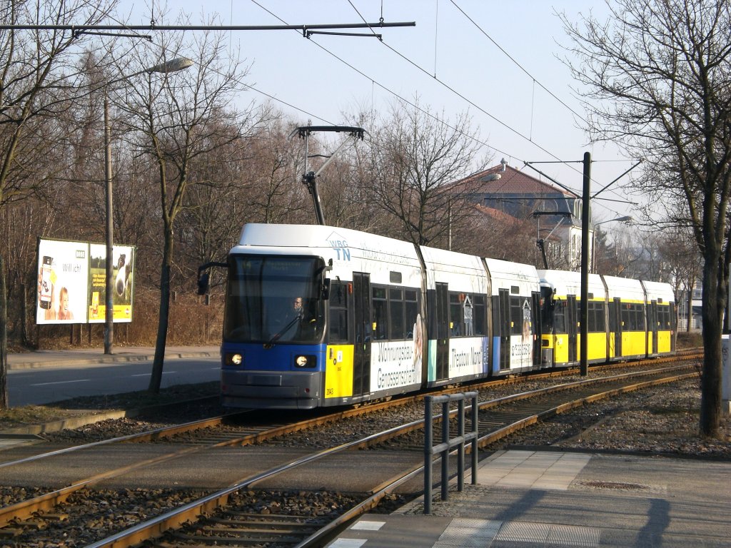 Berlin: Straenbahnlinie M4 nach S-Bahnhof Hackescher Markt an der Haltestelle Weiensee Stadion Buschallee/Hansastrae.(10.3.2011)