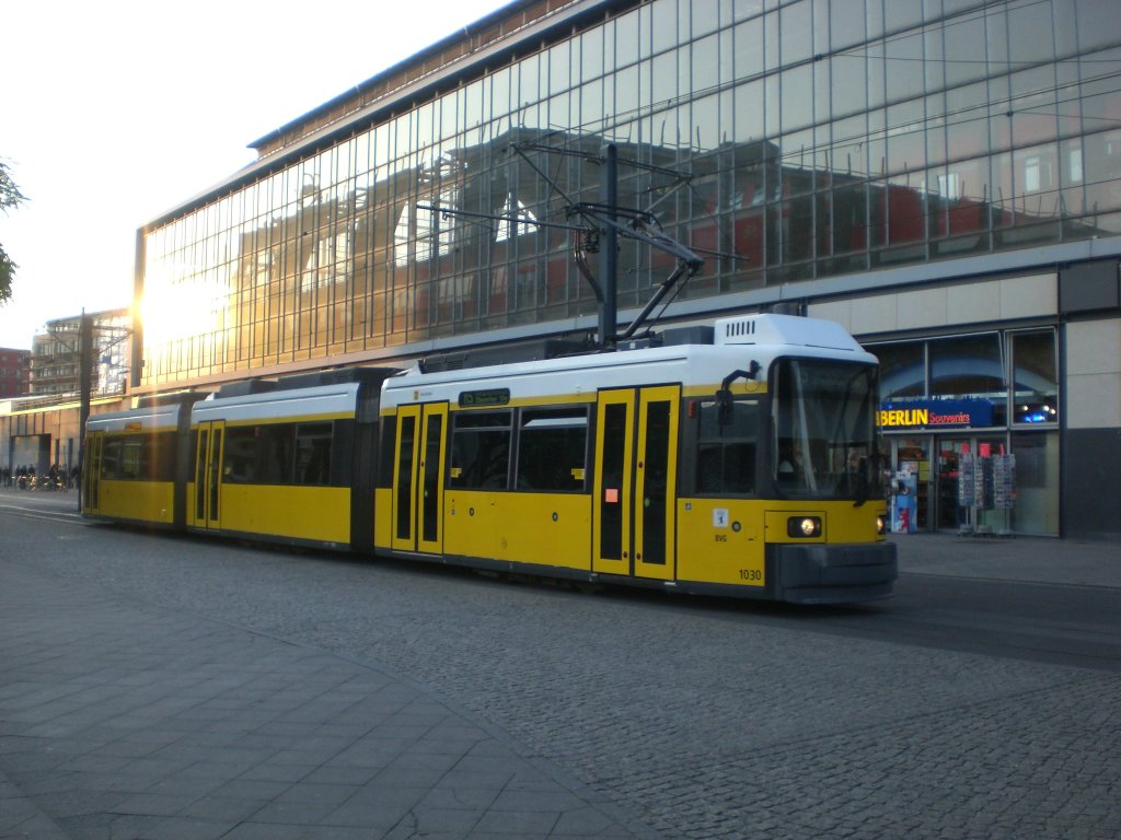 Berlin: Straenbahnlinie M5 nach Hohenschnhausen Zingster Strae am S+U Bahnhof Alexanderplatz.