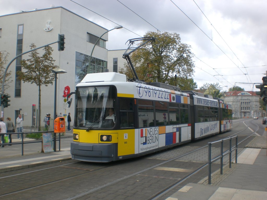 Berlin: Straenbahnlinie M5 nach Hohenschnhausen Zingster Strae an der Haltestelle Hohenschnhausen Hauptstrae/Rhinstrae.(18.9.2010)