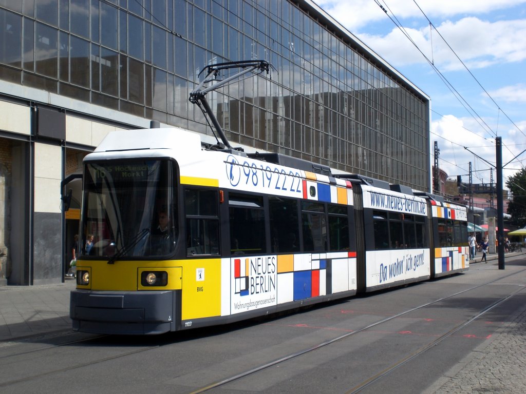 Berlin: Straenbahnlinie M5 nach S-Bahnhof Hackescher Markt am S+U Bahnhof Alexanderplatz.(28.7.2010)