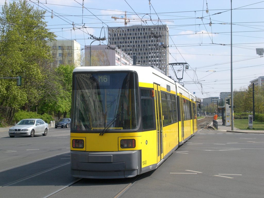 Berlin: Straenbahnlinie M6 nach Hellersdorf Risaer Strae an der Haltestelle Mitte Mollstrae/Prenzlauer Allee.(24.4.2010)