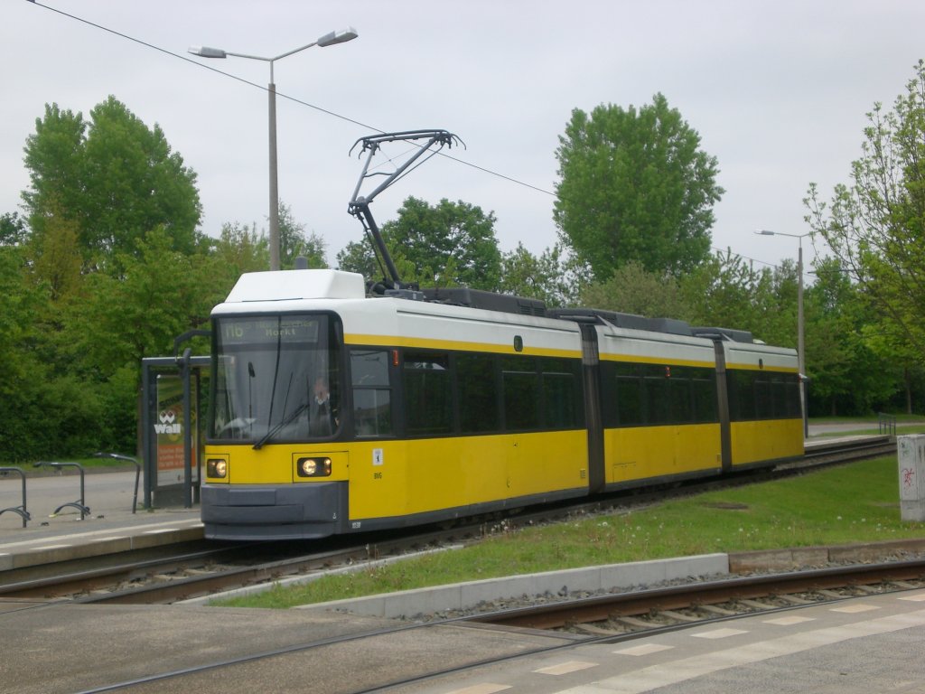Berlin: Straenbahnlinie M6 nach S-Bahnhof Hackescher Markt an der Haltestelle Hellersdorf Risaer Strae.(14.5.2010)