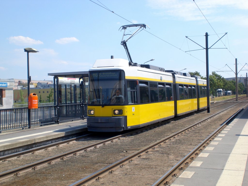 Berlin: Straenbahnlinie M6 nach U-Bahnhof Schwarzkopfstrae am U-Bahnhof Hellersdorf.(10.7.2010)