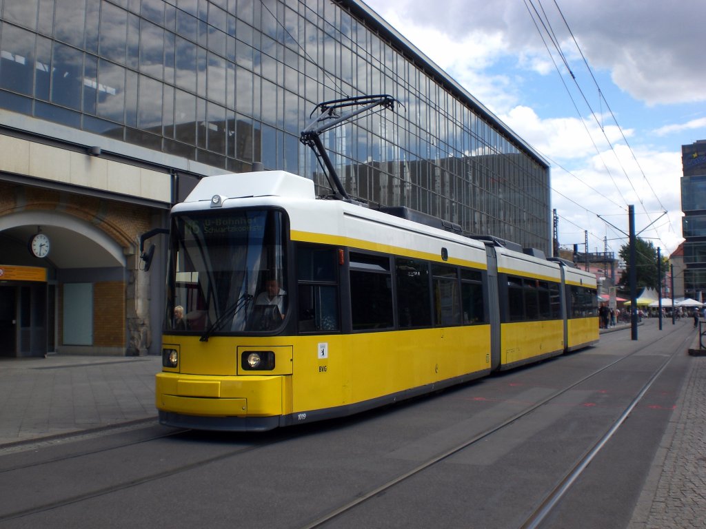 Berlin: Straenbahnlinie M6 nach U-Bahnhof Schwarzkopfstrae am S+U Bahnhof Alexanderplatz.(28.7.2010)