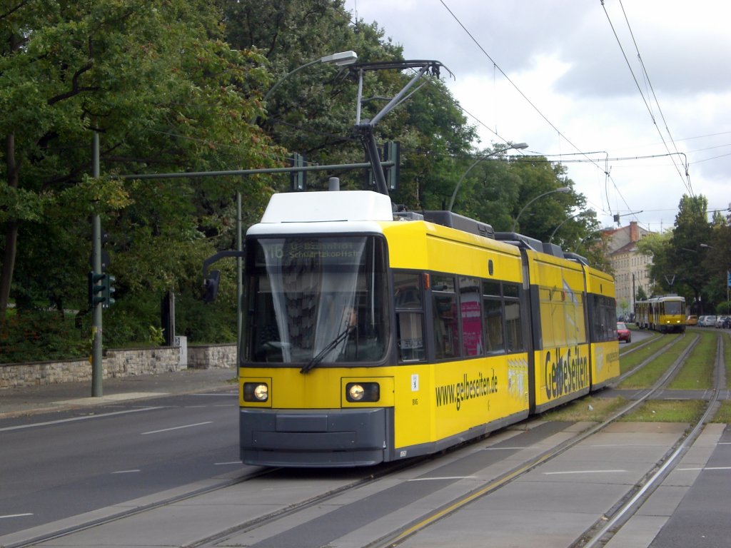 Berlin: Stra�enbahnlinie M6 nach U-Bahnhof Schwarzkopfstra�e an der Haltestelle Friedrichshain Platz der Vereinten Nationen.(18.9.2010)