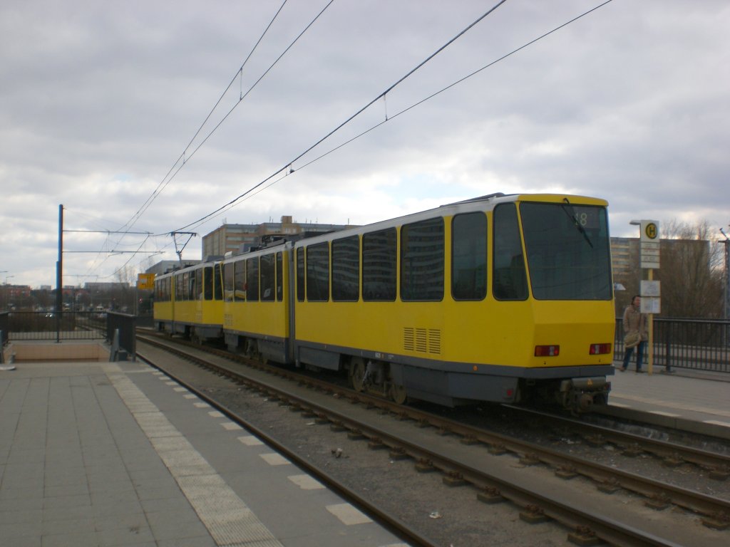 Berlin: Straenbahnlinie M8 nach Ahrensfelde am S-Bahnhof Springpfuhl.(8.3.2010)