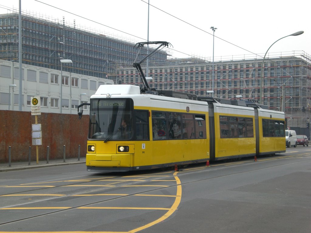 Berlin: Straenbahnlinie M8 nach Ahrensfelde am U-Bahnhof Schwarzkopfstrae.(16.3.2011) 