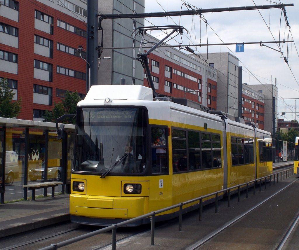 Berlin: Stra�enbahnlinie M8 nach Prenzlauer Berg Kniprodestra�e/Danziger Stra�e an der Haltestelle Friedrichshain Landsberger Allee/Petersburger Stra�e.(4.9.2010)