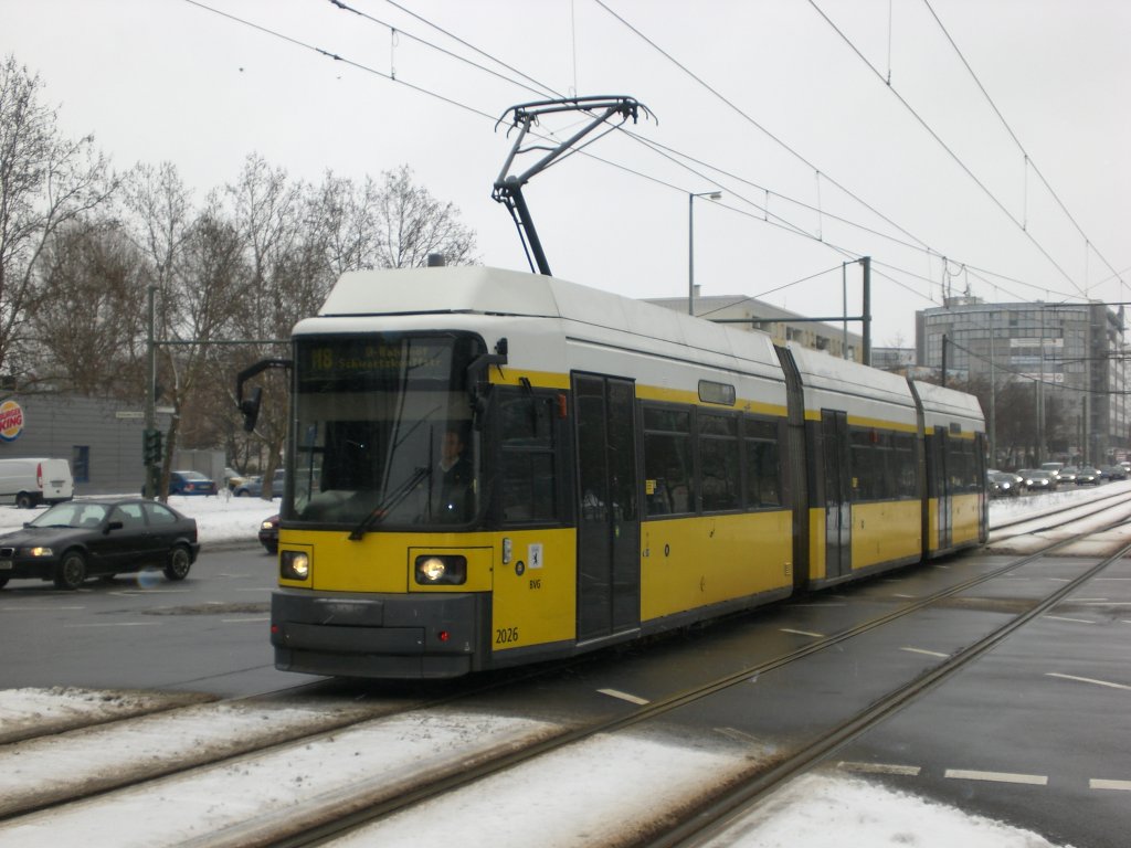 Berlin: Straenbahnlinie M8 nach U-Bahnhof Schwarzkopfstrae am S-Bahnhof Landsberger Allee.(31.1.2010)