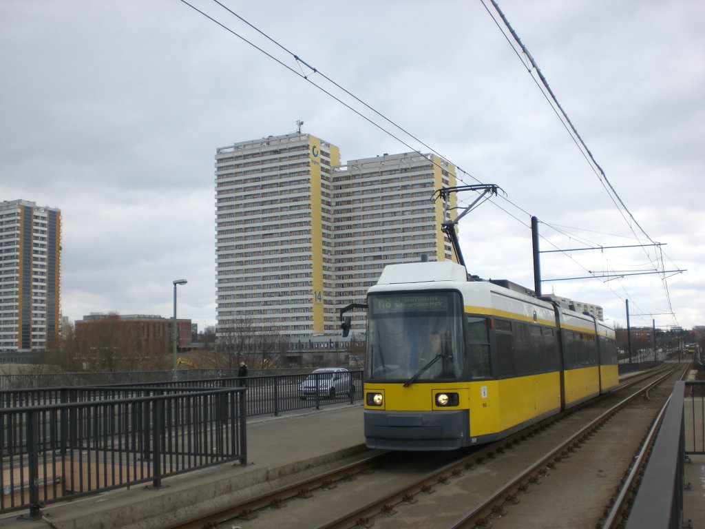 Berlin: Stra�enbahnlinie M8 nach U-Bahnhof Schwarzkopfstra�e am S-Bahnhof Springpfuhl.(8.3.2010)