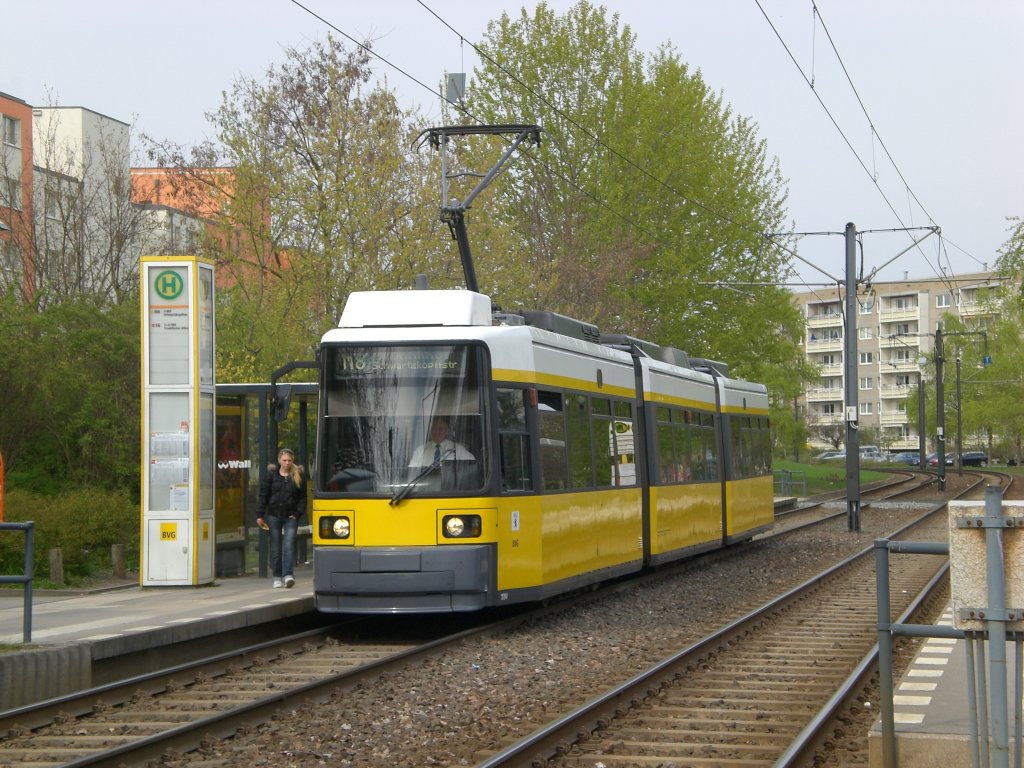 Berlin: Stra�enbahnlinie M8 nach U-Bahnhof Schwarzkopfstra�e an der Haltestelle Marzahn Barnimplatz.(20.4.2010)