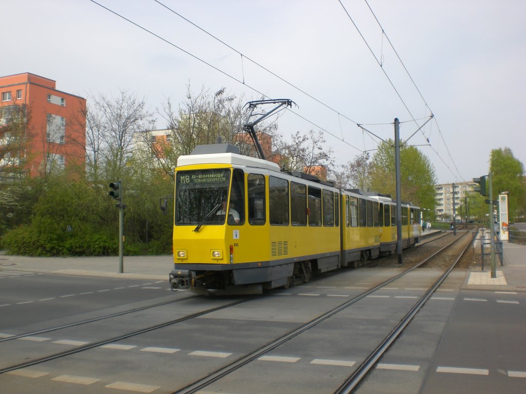 Berlin: Straenbahnlinie M8 nach U-Bahnhof Schwarzkopfstrae an der Haltestelle Marzahn Barnimplatz.(20.4.2010)