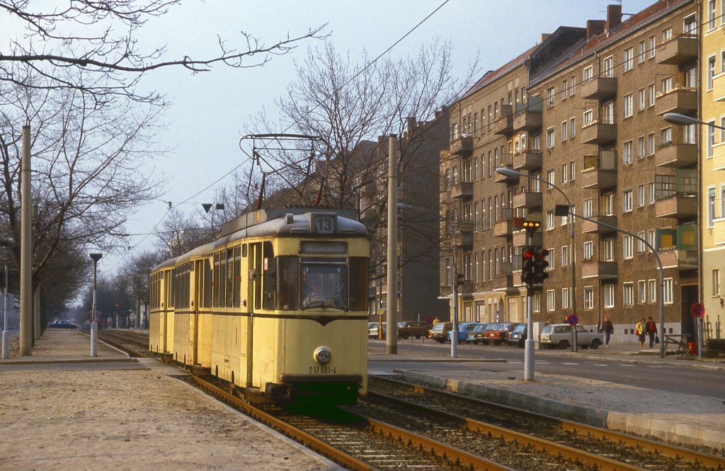 Berlin Tw 217 081 in der Dimitroffstrae, 13.04.1987.