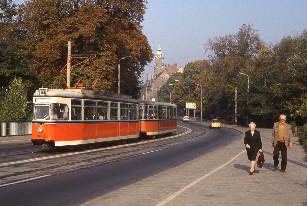 Berlin Tw 218 050 mit Bw 268 085 in der Lindenstrae mit dem Ziel Kpenick, 10.10.1991.
