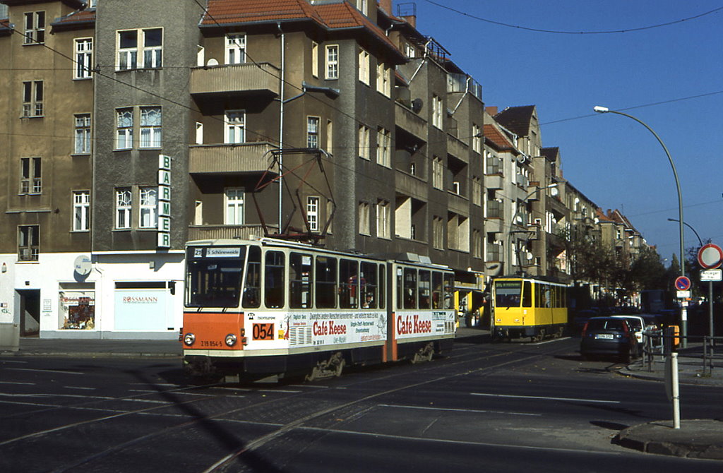Berlin Tw 219 054 erreicht aus der Brckenstrae kommend den Bahnhof Schneweide, 25.10.1996.