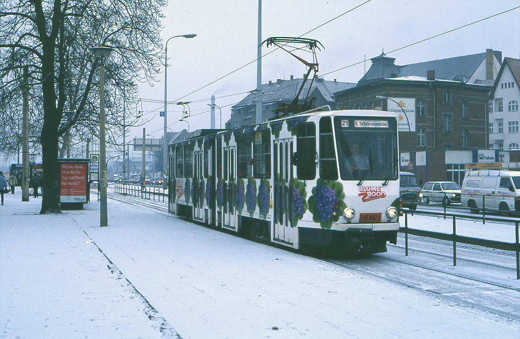 Berlin Tw 219 087 hat sein Ziel Bf.Schneweide erreicht, um dann in der Schleife westlich des Bahnhofs zu wenden, 19.02.1994. Wie schnell sich doch schon wenige Jahre nach der Wende das Stadtbild dem Einheitslook angepasst hat: Werbung allberall, nicht nur auf dem Tw ...