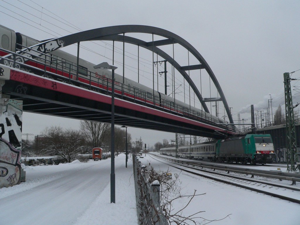 Berlin-Warszawa-Express mit 186 135-0 in Rummelsburg. Auf der Brcke fhrt gerade ein ICE-2 ins Betriebswerk Rummelsburg. 31.12.2009
