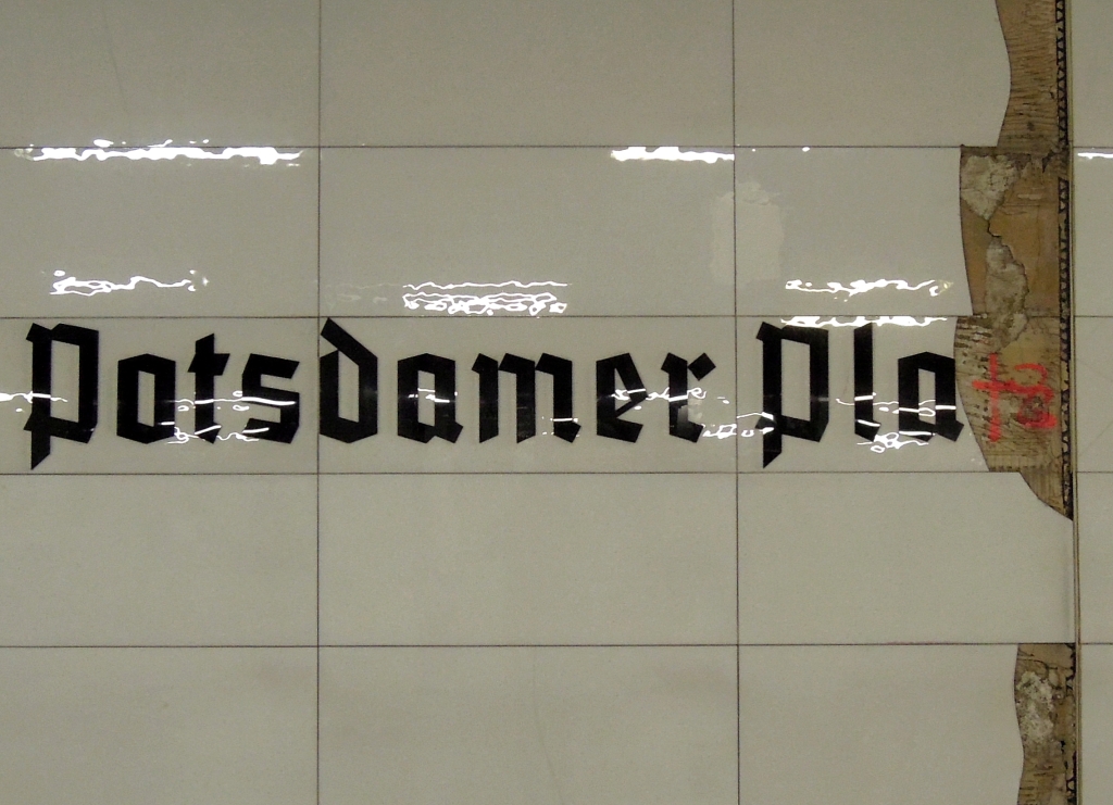 Berliner Improvisationstalent: wohl nicht ganz offiziell ergnzter Schriftzug am S-Bahnhof  Potsdamer Platz , 21.8.2012