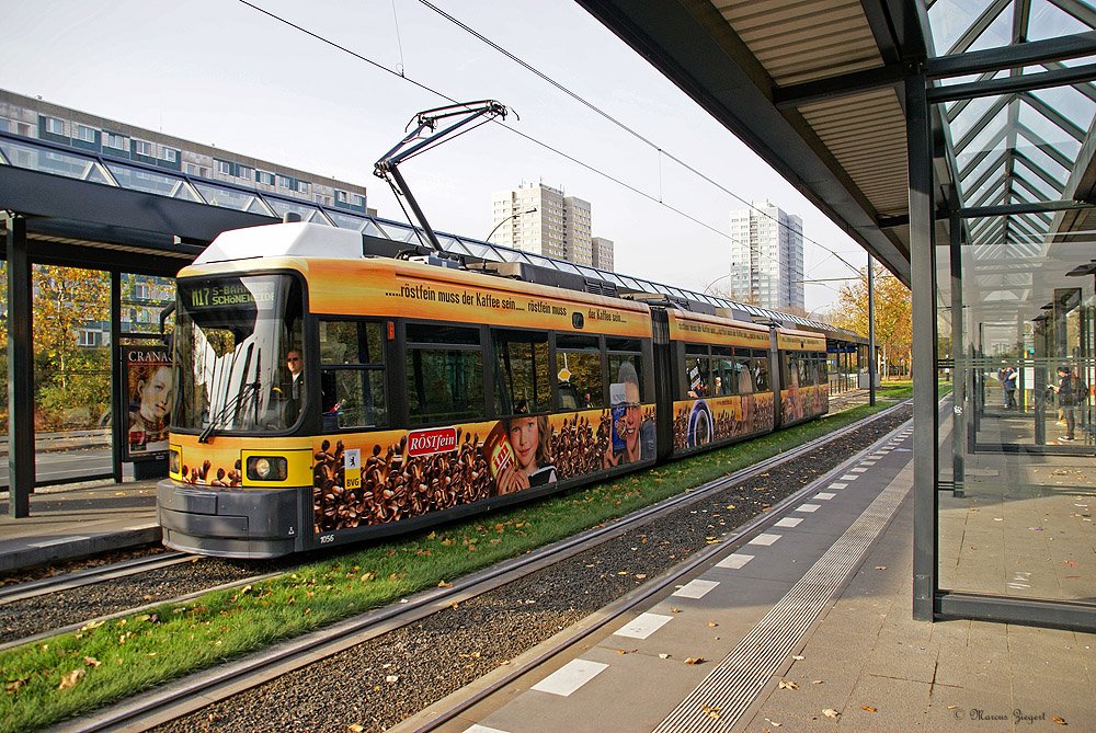 Berliner Rsti - Linie M 17 zum S-Bahnhof Schneweide | GT6N | Wagen 1056 |Aufnahme entstand am U-Bahnhof Tierpark.
01.11.2009
