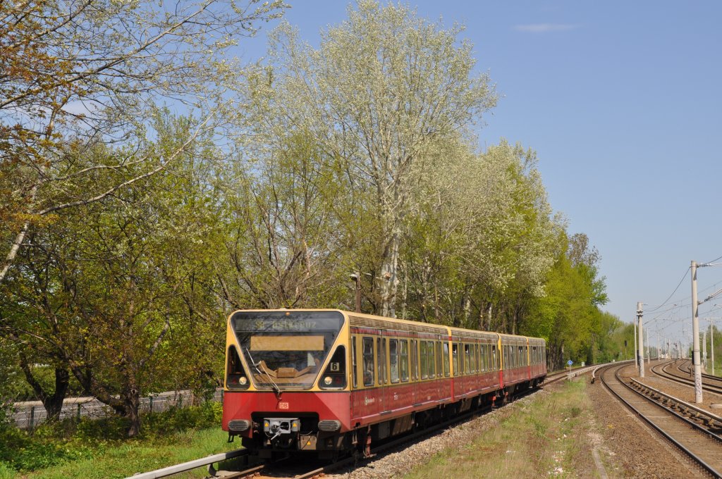 Berliner S-Bahnwagen Baureihe 480 bei der Einfahrt in Pankow-Heinersdorf (28.04.2012)
