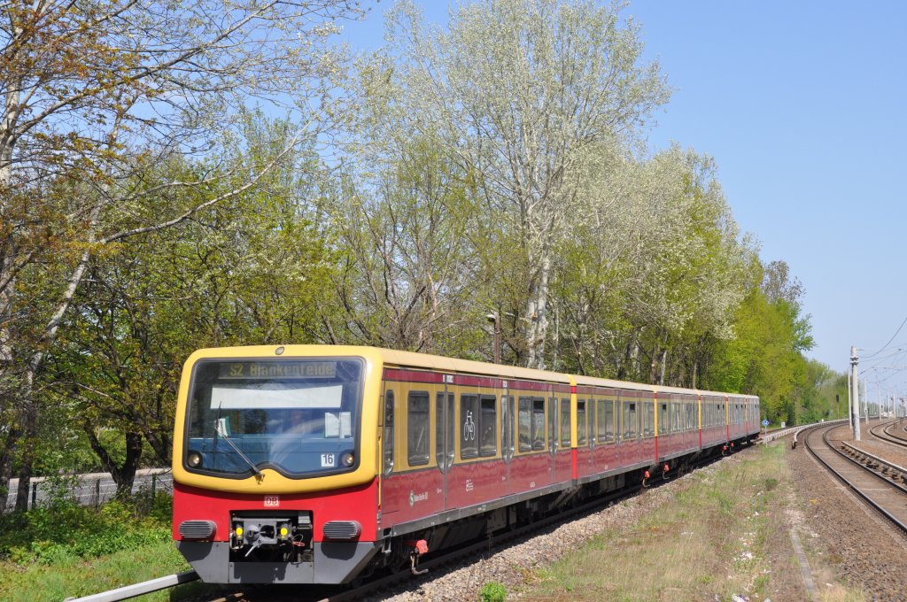 Berliner S-Bahnwagen Baureihe 481 bei der Einfahrt in Pankow-Heinersdorf (28.04.2012)