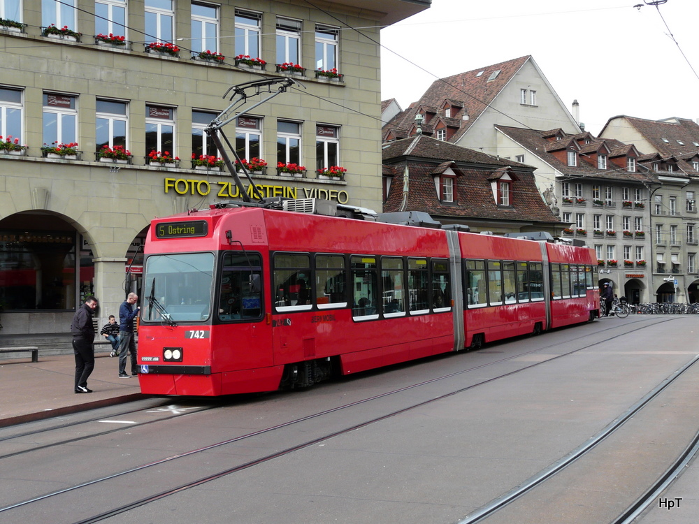 Bern mobil - Be 4/8 742 unterwegs auf der Linie 5 in Bern am 22.10.2010