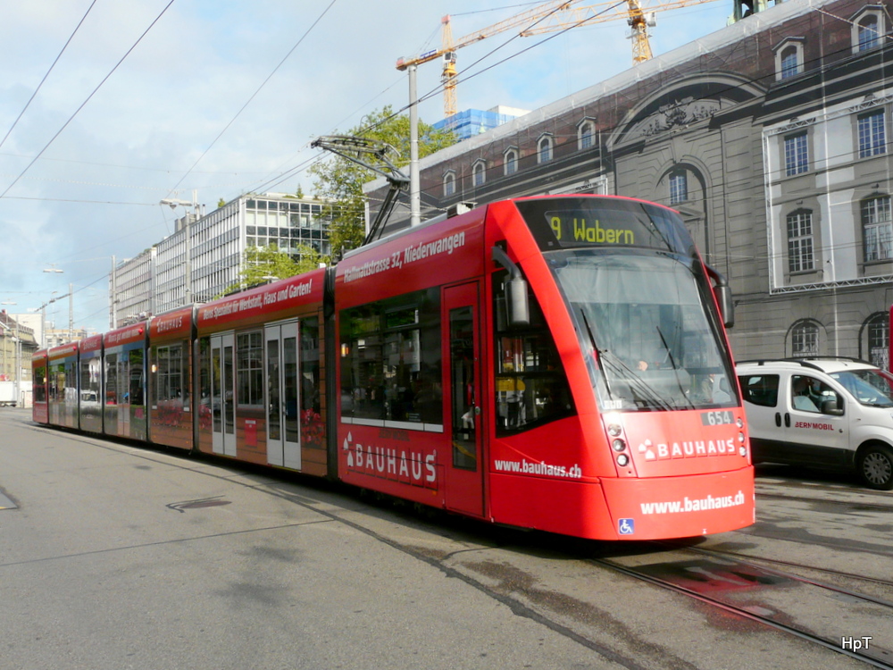 Bern Mobil - Tram Be 6/8 654 unterwegs auf der Linie 9 vor dem Bahnhof Bern am 25.06.2013
