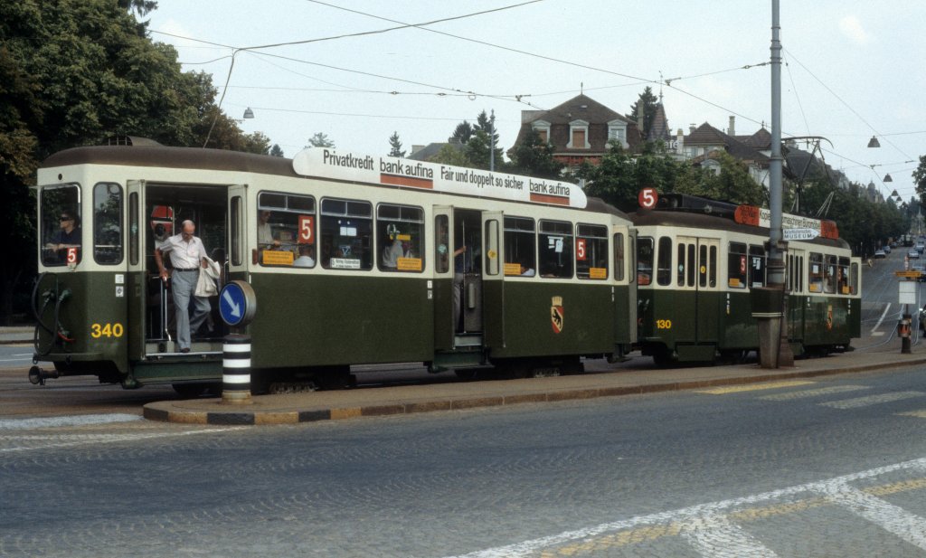 Bern SVB Tram 5 (B 340 + Be 4/4 130) Helvetiaplatz im Juli 1983.