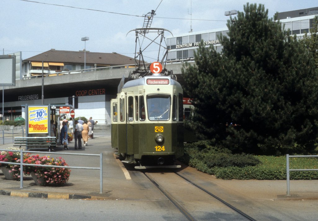 Bern SVB Tram 5 (Be 4/4 124) Freudenbergerplatz (Endstation Ostring) im Juli 1983.