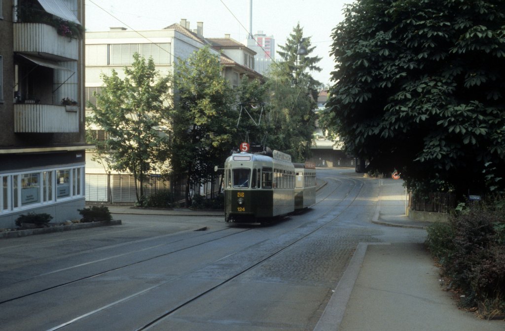 Bern SVB Tram 5 (Be 4/4 124) Brunnmattstrasse / Tscharnerstrasse im Juli 1983.