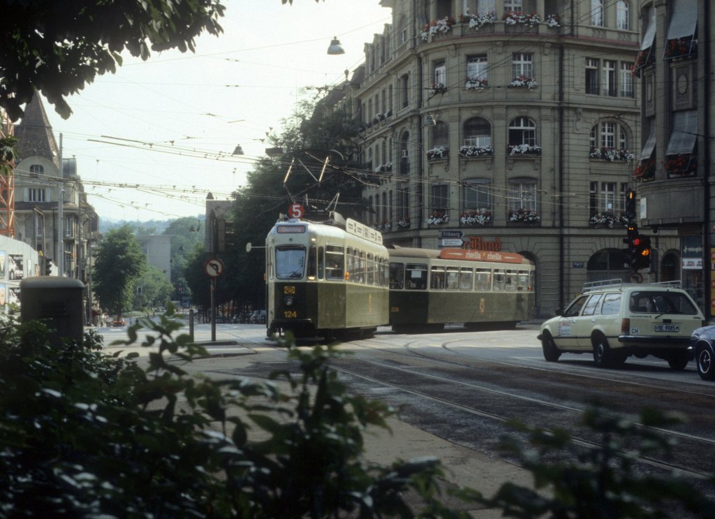 Bern SVB Tram 5 (Be 4/4 124 + B 336) Hirschengraben / Effingerstrasse im Juli 1983.