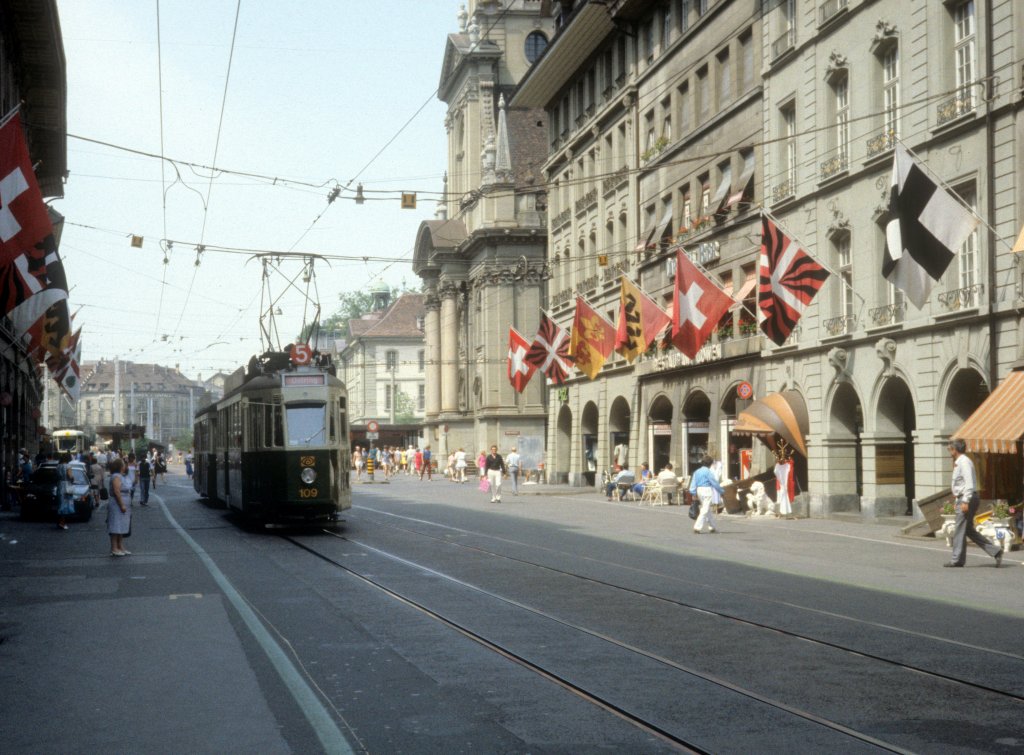 Bern SVB Tram 5 (Be 4/4 109) Spitalgasse im Juli 1983.
