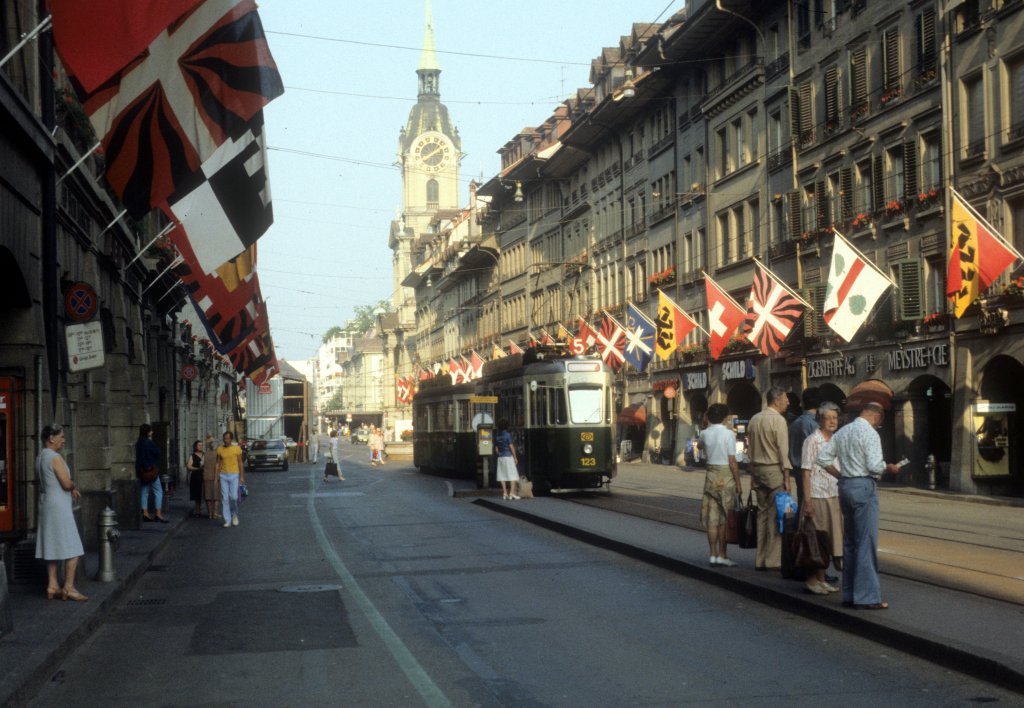 Bern SVB Tram 5 (Be 4/4 123) Spitalgasse / Brenplatz im Juli 1983.