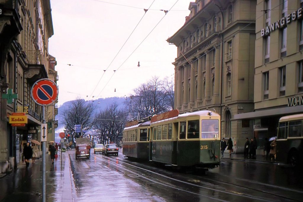 Bern, Tramzug 104 mit Lngssitzanhnger 315 in der Christoffelgasse, kurz vor der Einstellung des Betriebs hier fr rund 40 Jahre. 18.Mrz 1970. 