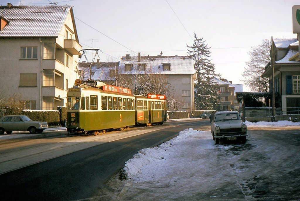 Bern, Tramzug 104 mit Lngssitzanhnger 313 in Wabern (Sandrain). 6.Dezember 1969.  