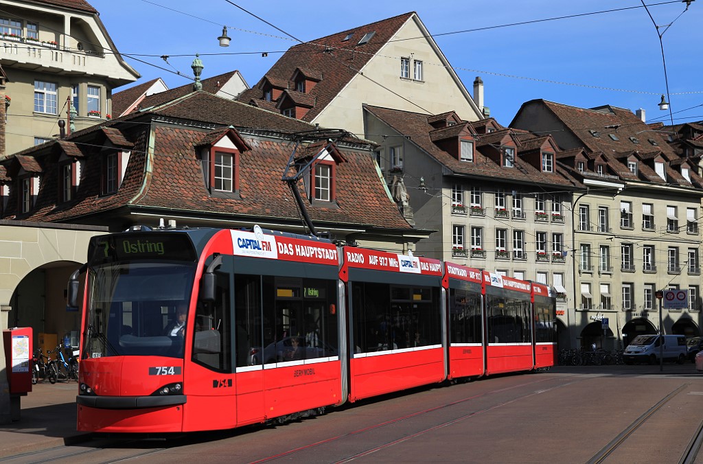 Bern Tw 754 an der Haltestelle Zytglogge, 15.06.2012.