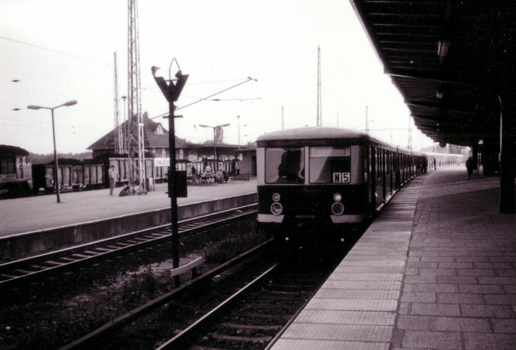 Bernau bei Berlin, Oktober 1987. Eine S-Bahn der BR 277 auf Gl 2. Auf Gl 6 steht ein Kohlezug mi einer BR 120 zur berholung. Die Elektrifizierung der Strecke bis Eberswalde war gerade abgeschlossen.