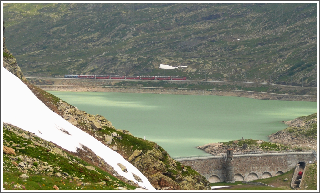 Bernina Express 976 mit zwei ABe 4/4 III auf dem Weg nach St.Moritz hat das sdliche Seeende des Lago Bianco erreicht. (14.07.2010)