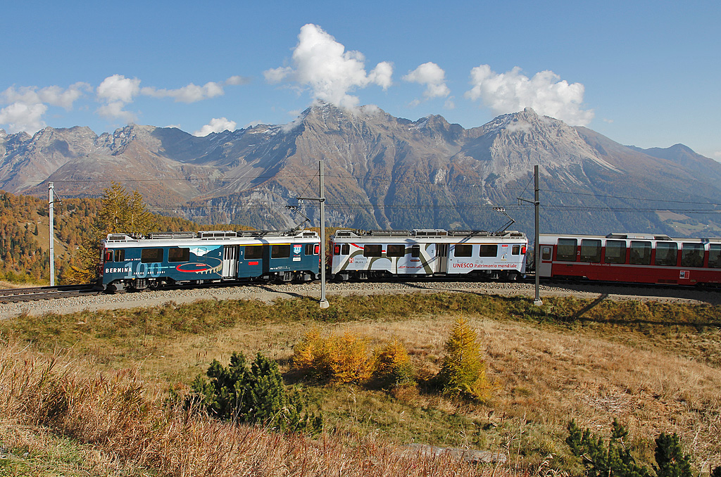 Bernina-Express mit ABe 4/4 III Nr. 51 + 52 in der Kurve kurz vor Einfahrt in den Bahnhof. Das 100 Jahre Jubilum ist bald vorbei, sodass fr Nr. 52 ein neues Werbekleid fllig wird. Dafr verbleibt das UNESCO-Werbekleid bei Nr. 51. Alp Grm, 15. Okt. 2010, 15:26 