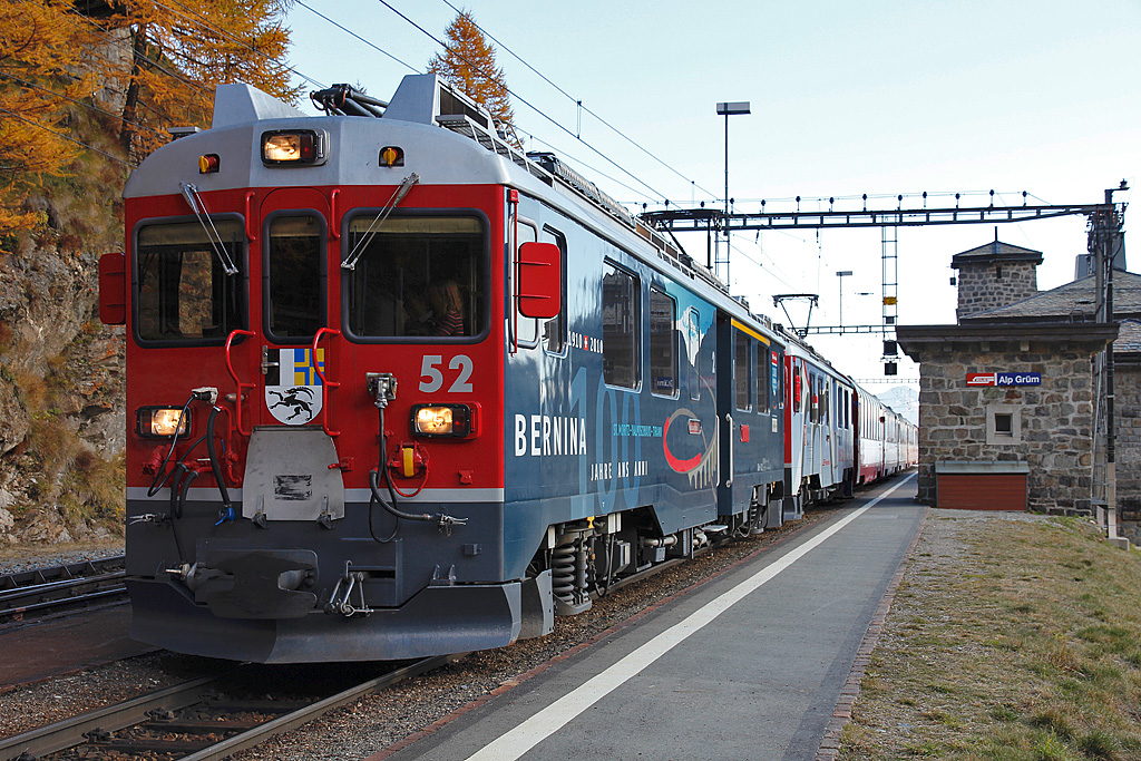 Bernina-Express mit ABe 4/4 III Nr. 51 + 52 wartet auf die Abfahrt in Richtung Bernina-Hospiz, St. Moritz. Bahnhof Alp Grm, 15. Okt. 2010, 15:29