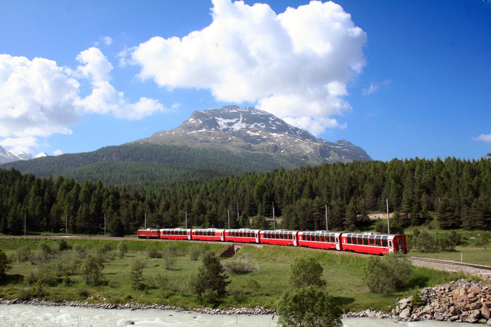 Bernina Express mit Ge 4/4I kurz vor Pontresina. Aufgenommen im Sommer 2009