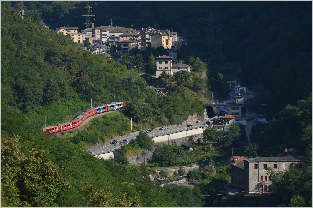 Berninabahn (noch) in Tirano.

Zwei Altbautriebwagen mit ihrem Zug kurz vor der Schweizer Grenze. Im Hintergrund ist Campocologno zu sehen.

Im Juli 2013.