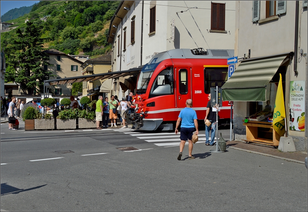 Berninabahn in Tirano.

Durch die enge Passage lugt bereits der Allegra hervor. Fr diesen Moment bleibt auf dem Kirchplatz das Leben stehen.

Im Juli 2013.