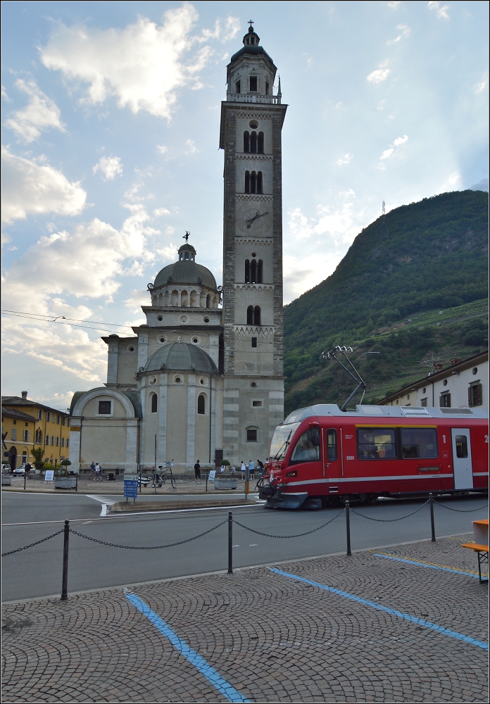 Berninabahn in Tirano.

Kurz vor der Endstation gibt es diese spektakuläre Szene. Die Bahn fährt über den Kirchplatz vor der beeindruckenden Wallfahrtskirche Madonna di Tirano. Diese Basilika ist ein kompakter und hoher Sakralbau, der von allen vier Seiten durch eine beeindruckende Schönheit besticht. 

Im Juli 2013.