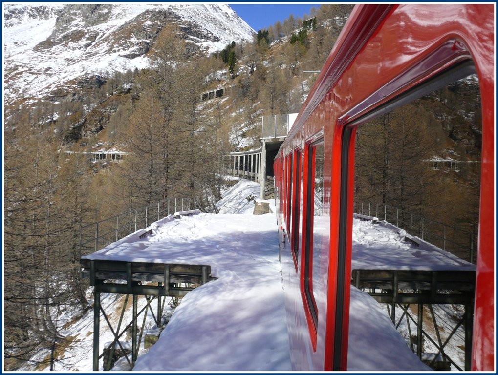 Berninabahnstrecke unterhalb von Alp Grm. (11.11.2009)