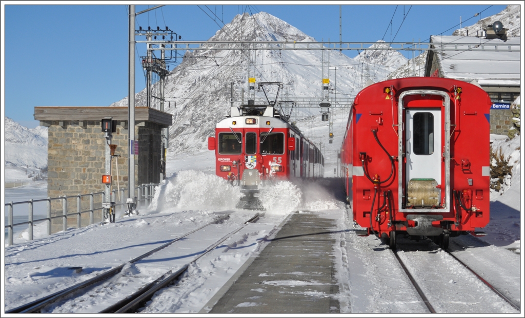 BerninaExpress 1625 mit ABe 4/4 III 55  Diavolezza  und 51  Poschiavo  pflgt sich durch den Triebschnee in Ospizio Bernina. (08.12.2011)