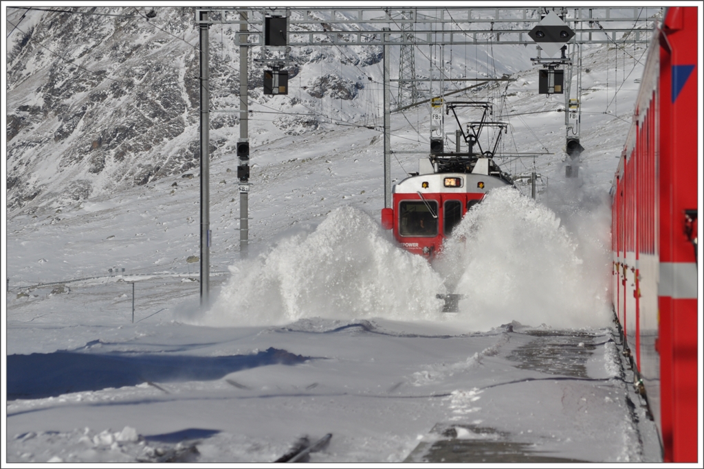 BerninaExpress 1625 mit ABe 4/4 III 55  Diavolezza  und 51  Poschiavo  pflgt sich durch den Triebschnee in Ospizio Bernina. (08.12.2011)