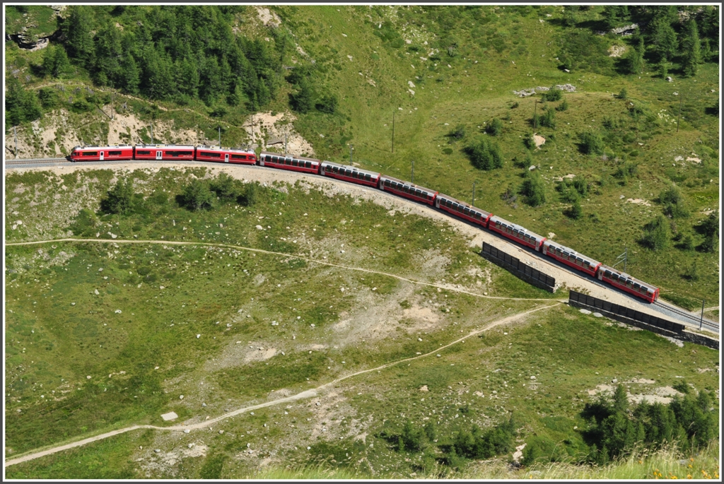 BerninaExpress 950 zwischen Alp Grm und Ospizio Bernina. (11.08.2012)